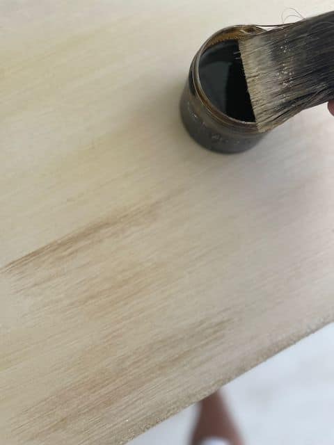 Efectos madera sobre base oscura Hemos utilizado Essential amarillo Bali  Pasamos Taco veteador en húmedo Una vez seco aplicamos pátina nogal, By  De Tiza Chalk Paint