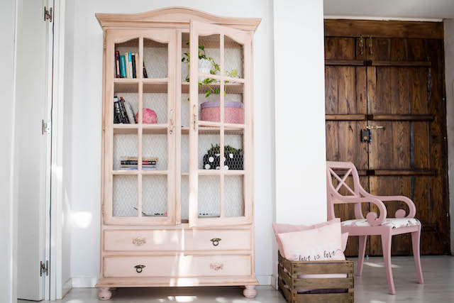 Mueble vitrina pintado en Rosa Nude