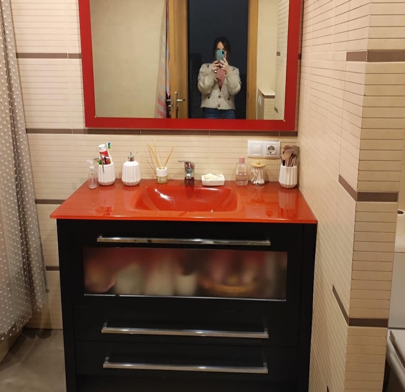 Baño con azulejos en beige y mueble oscuro