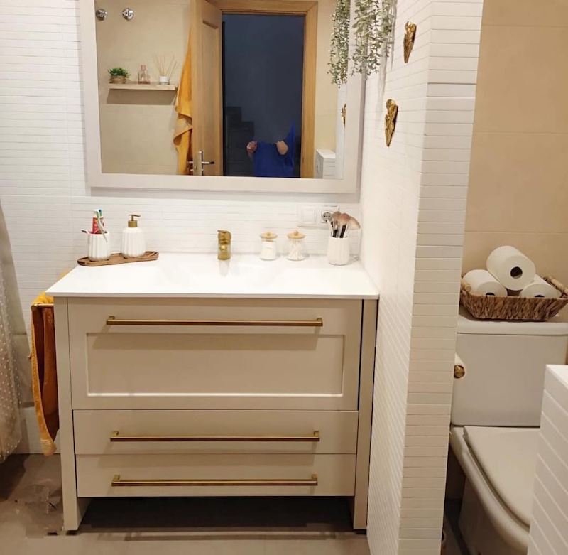 Baño pintado en Wevet y mueble en Lino