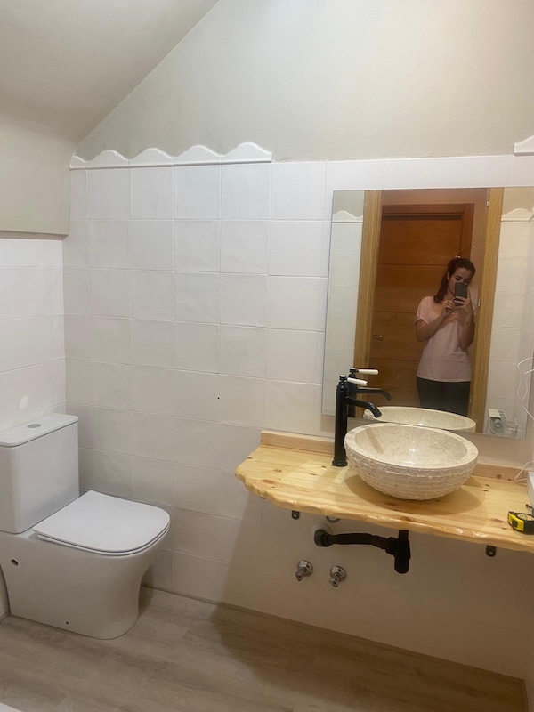 Baño pintado en wevet y lino