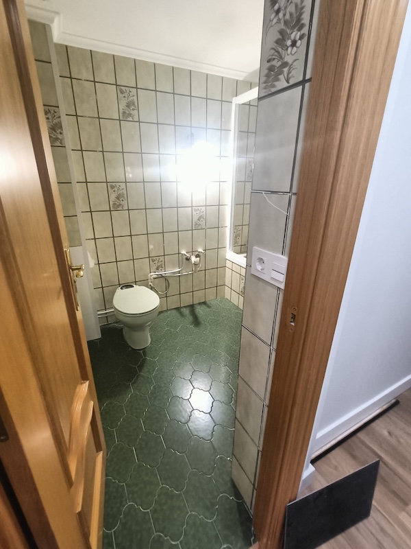 Baño con azulejos antiguos