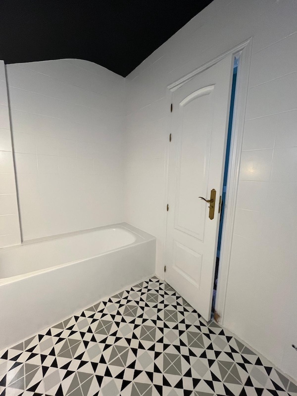Baño pintado en color blanco, Fuerteventura y suelo pintado con plantilla 2