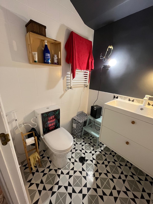 Baño pintado en color blanco, Fuerteventura y suelo pintado con plantilla 3