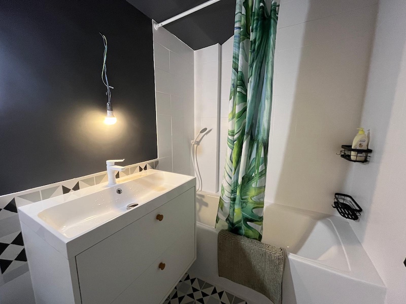 Baño pintado en color blanco, Fuerteventura y suelo pintado con plantilla 4