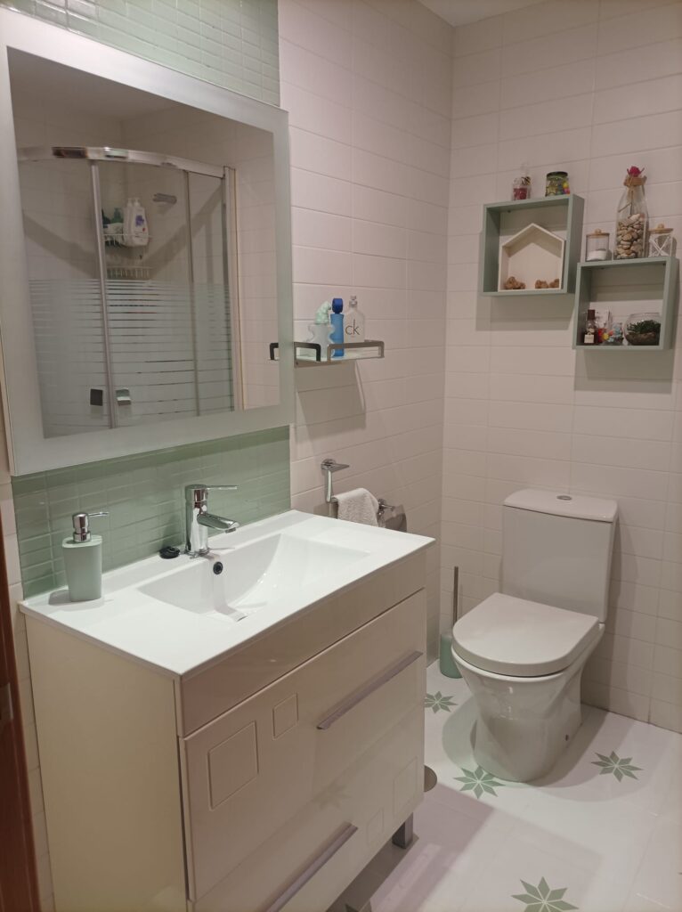 Guía definitiva para decorar un piso de alquiler (propietarios e inquilinos) 13 Baño con frontal pintado y suelo en blanco y Verde Azulado