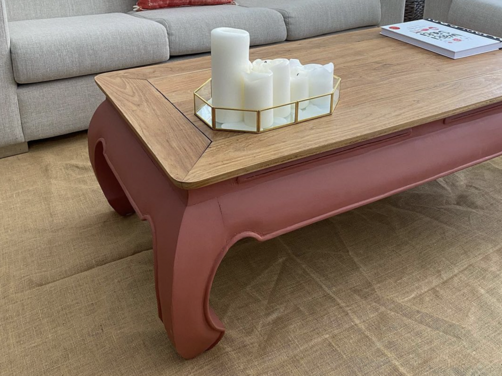 Mesa de salón pintada en color Rojo Calabaza