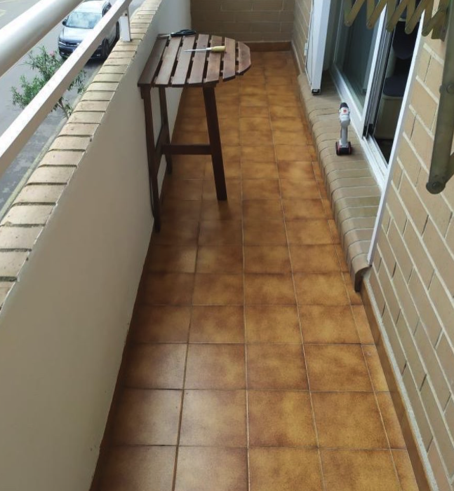 Cómo preparar la terraza para el buen tiempo 3 Cómo preparar la terraza para el buen tiempo: terraza techada antes en color oscuro