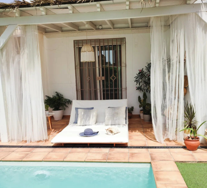 Cómo preparar la terraza para el buen tiempo 7 Cómo preparar la terraza para el buen tiempo: terraza pintada en blanco