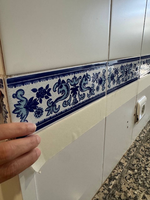 Cenefa con cinta adhesiva