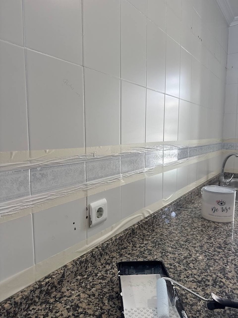 Como pintar una cenefa de cocina: aplicamos imprimación