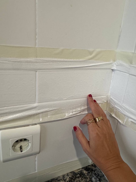 Como pintar una cenefa de cocina: pintura descolgada