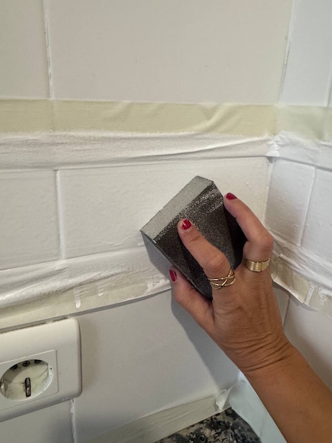 Como pintar una cenefa de cocina: lijamso pintura descolgada en gota