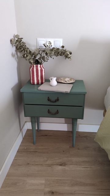 Pintura para madera: cómo elegir la ideal para tus muebles 22 Medita de noche pintada en Humo Verde