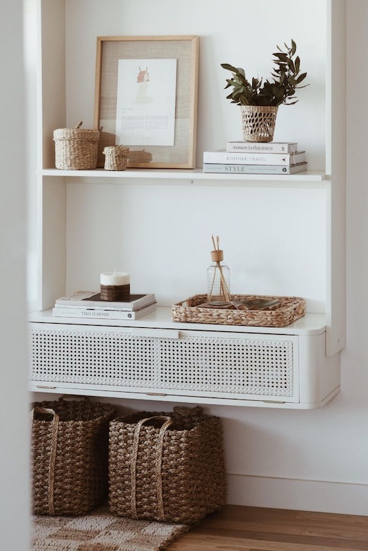 Cloud Dancer: El Color del año 2026 según Pantone 10 Estantería blanca con cestos de mimbre