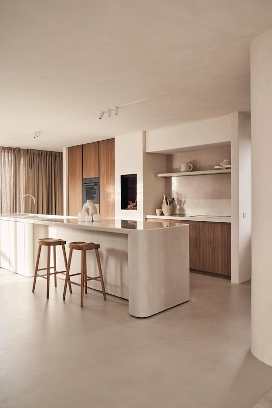 Cloud Dancer: El Color del año 2026 según Pantone 11 Cocina blanca con toques en color madera