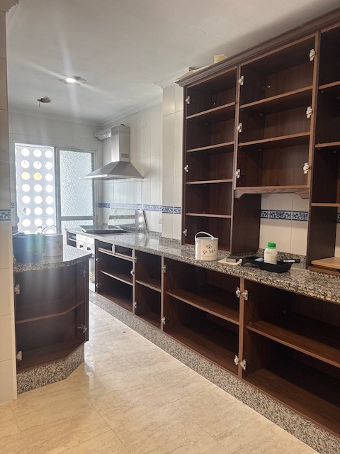 Cocina oscura desmontada con cenefa en azul