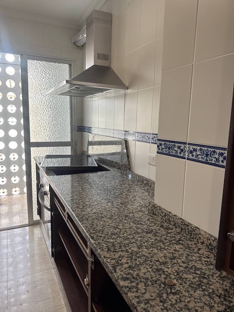 Cocina antigua con cenefa en azul