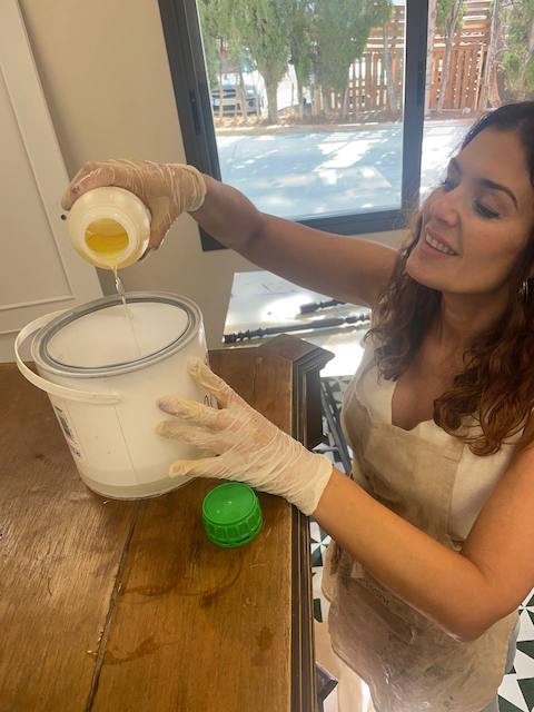 Gema preparando el Superclean para limpiar la cómoda antes de pintar