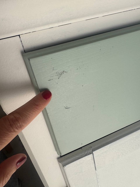 Mancha en el cajón pintado