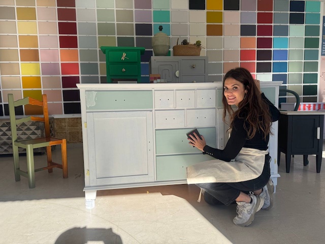 Gema lijando la masilla tras la primera mano de pintura