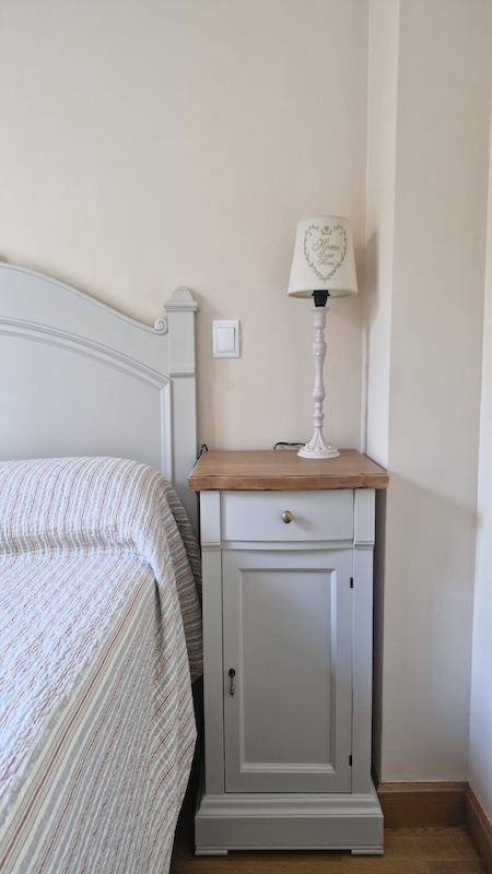 Renovar la casa con pintura: la forma más rápida, limpia y económica de transformar tu hogar 35 Renovar la casa con pintura: mesilla pintada en blanco