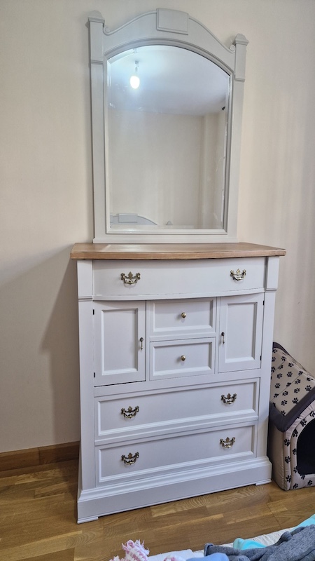 Renovar la casa con pintura: la forma más rápida, limpia y económica de transformar tu hogar 36 Renovar la casa con pintura: tocador pintado en blanco