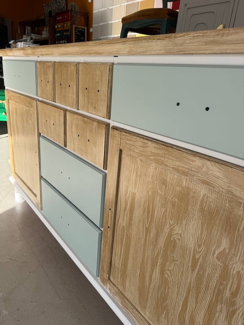 Pintar muebles sin lijar: ¿es posible? 29 Mueble pintado sin lijar en verde, blanco y efecto madera