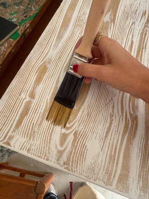 Pintar muebles sin lijar: ¿es posible? 25 Aplicamos pátina con brocha estrecha