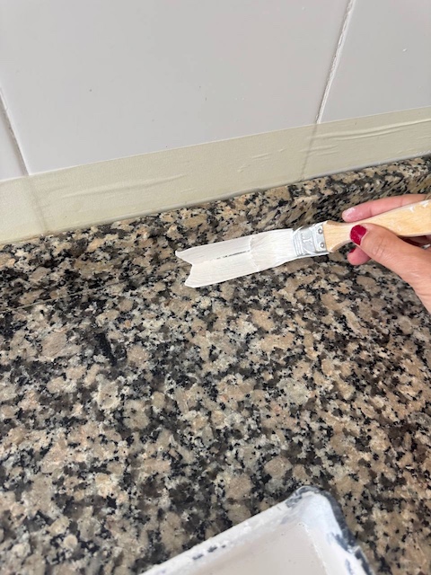 Aplicamos la imprimación para pintar encimera de granito en las esquinas