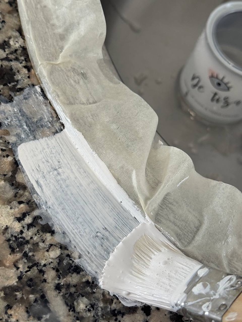 Aplicamos la imprimación para pintar encimera de granito alrededor del fregadero.