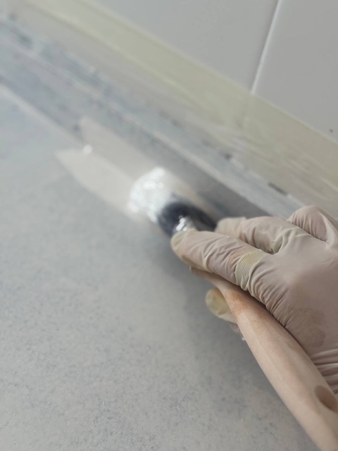 Recortamos las esquinas con la brocha y la pintura