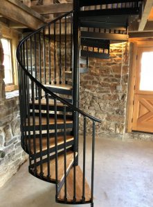 Escalera espiral negra madera