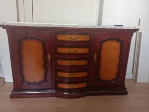 recibidor madera oscura