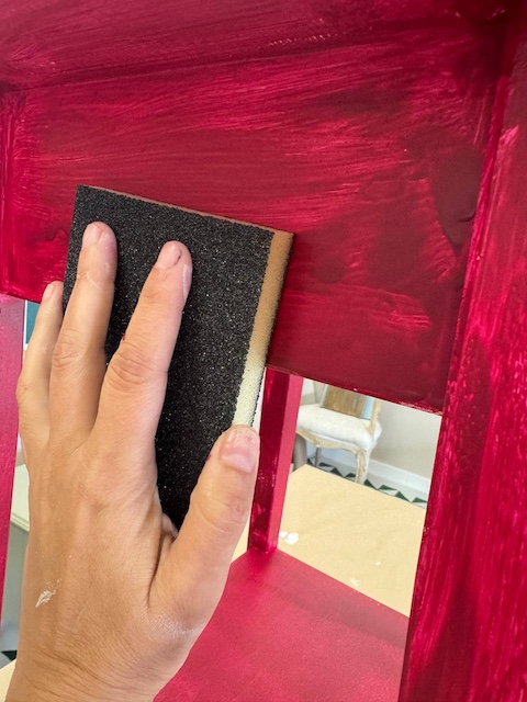 Lijamos la mesita de IKEA entre manos de pintura