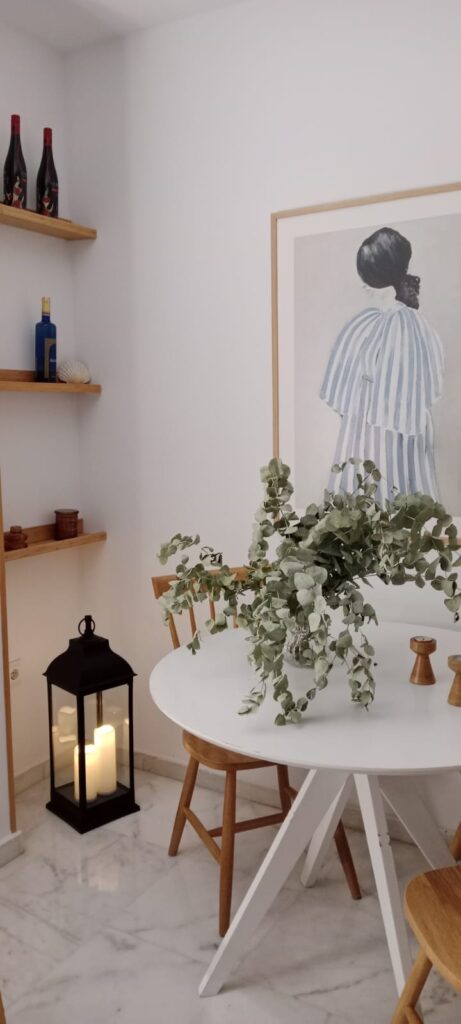 Renovar la casa con pintura: la forma más rápida, limpia y económica de transformar tu hogar 37 Renovar la casa con pintura: mesa en blanco antes