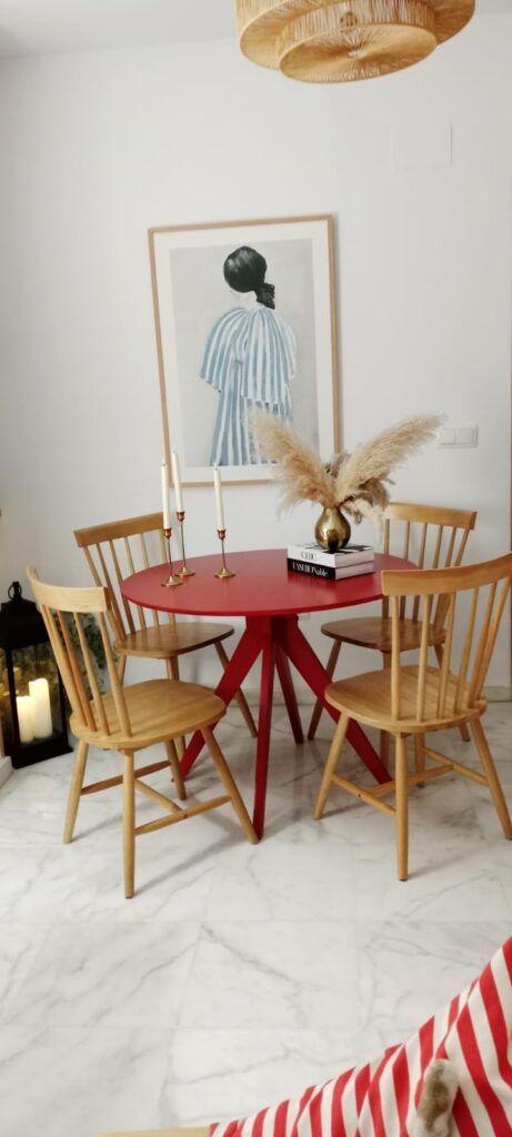 Renovar la casa con pintura: la forma más rápida, limpia y económica de transformar tu hogar 38 Renovar la casa con pintura: mesa pintada en rojo