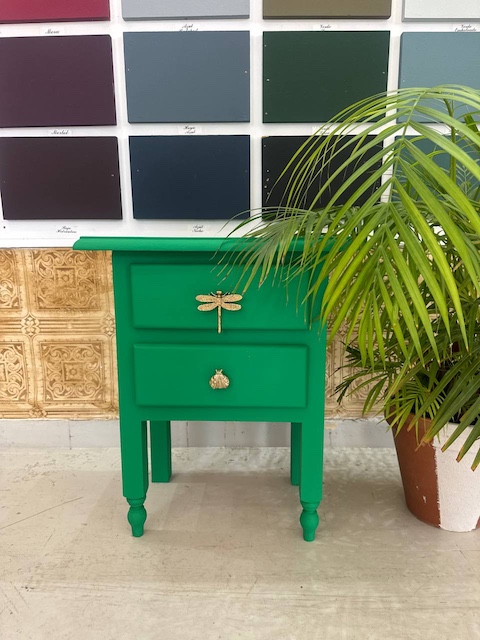 Mesita de pino pintada en Verde Ordovás