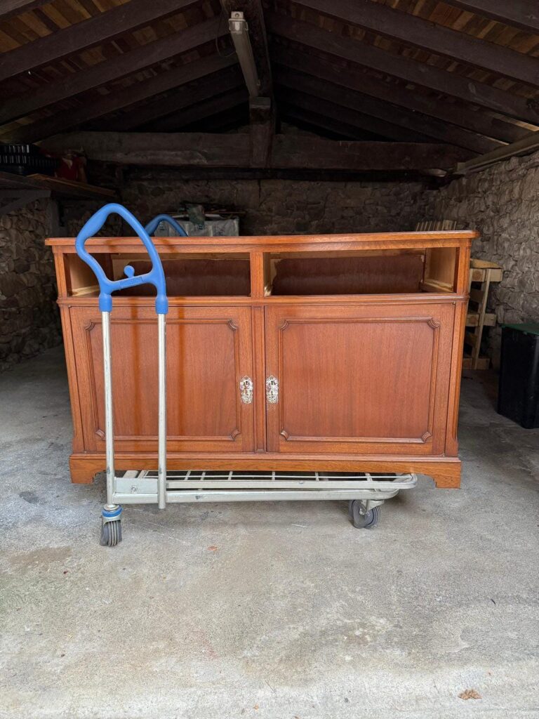 Renovar la casa con pintura: la forma más rápida, limpia y económica de transformar tu hogar 39 Renovar la casa con pintura: mueble oscuro antes