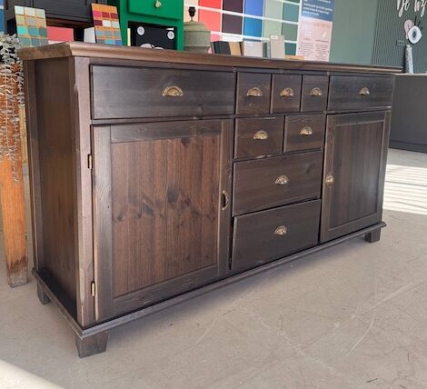 Mueble antiguo de madera color oscuro