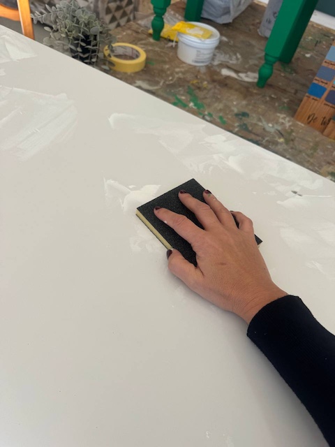 Lijamos la masilla para alisar