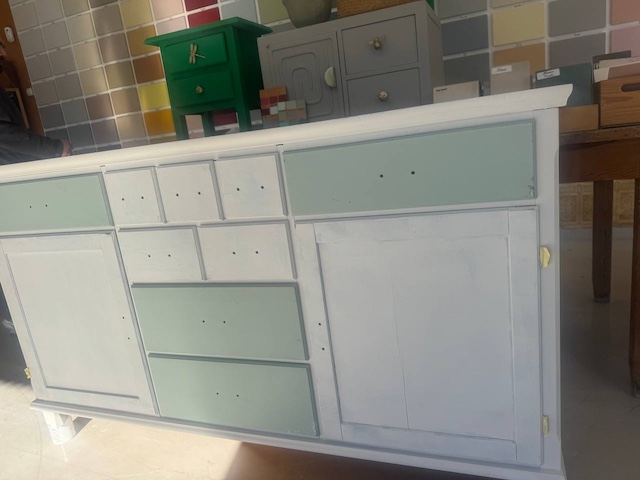Mueble con primera mano de pintura