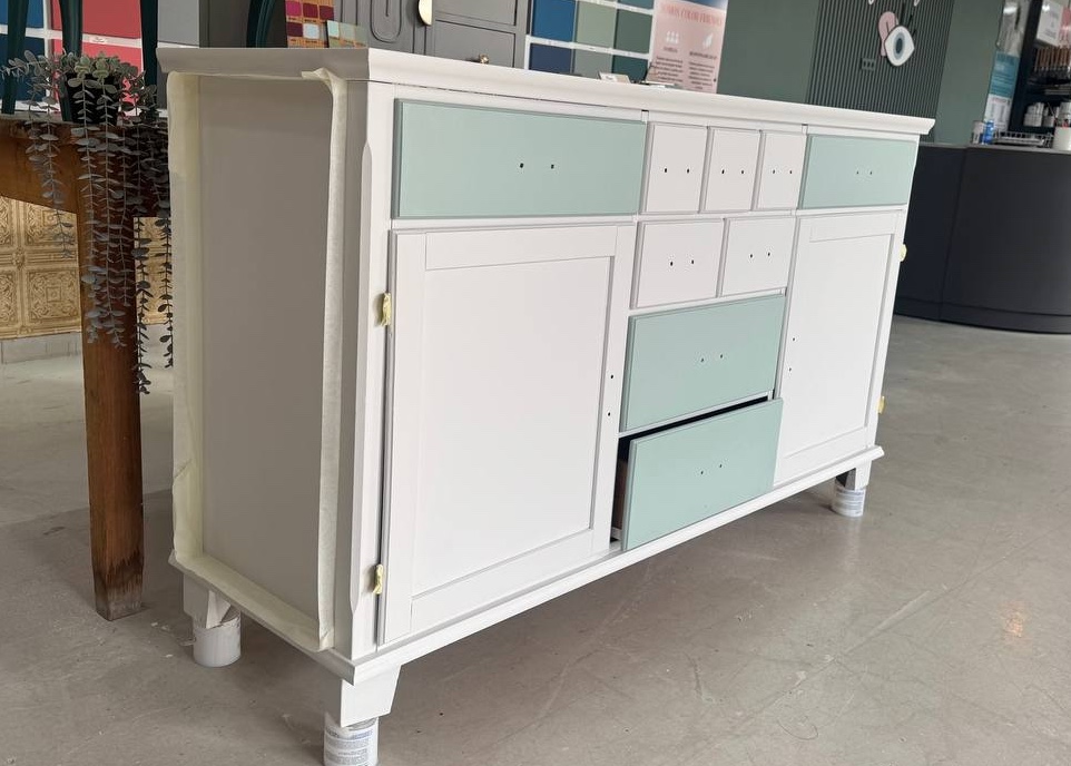 Mueble encintado para delimitar el efecto madera