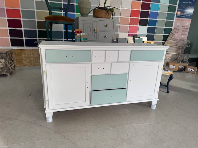Mueble pintado en blanco y verde