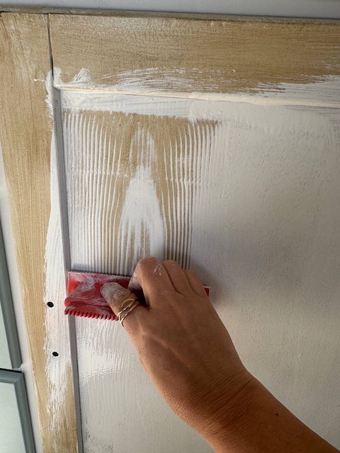 Veteamos encima de la pintura Blanco Pergamino