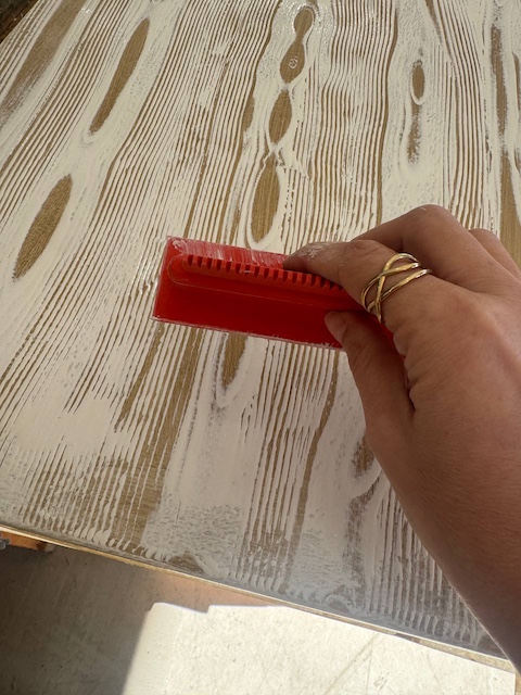 Pasamos el taco veteador en la pintura al fresco