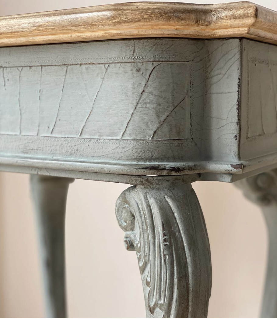 Efecto madera por estilos decorativos: cómo elegir el acabado perfecto para cada espacio 11 Mueble pintado en azul y pátina negra con efecto madera en tapa