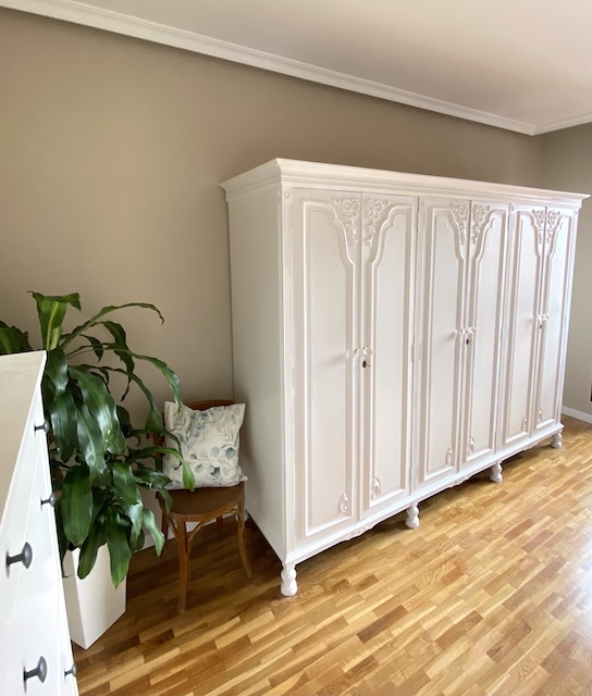 Guía definitiva para decorar un piso de alquiler (propietarios e inquilinos) 26 Armario antiguo pintado de blanco