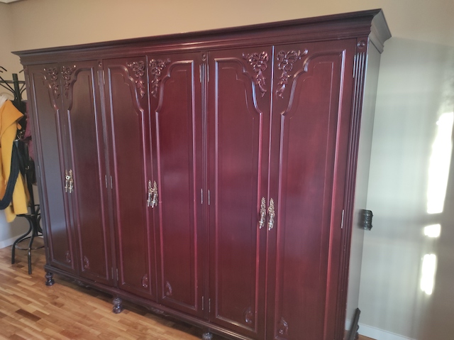 Guía definitiva para decorar un piso de alquiler (propietarios e inquilinos) 25 Armario antiguo de madera oscura