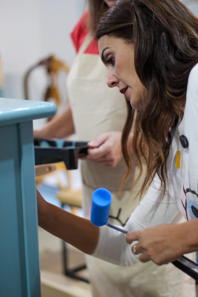 Pintura para madera: cómo elegir la ideal para tus muebles 42 Taller De Tiza en Alicante: Gema con rodillo
